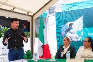 Israel Santillán reconoce la vocación de quienes concluyeron su servicio social en la Clínica 19 del IMSS.