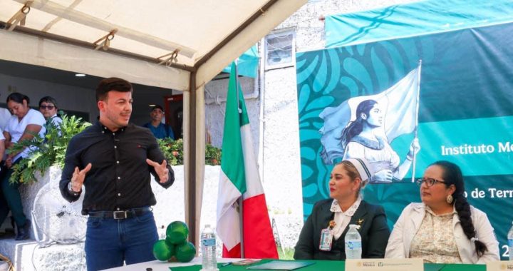 Israel Santillán reconoce la vocación de quienes concluyeron su servicio social en la Clínica 19 del IMSS.