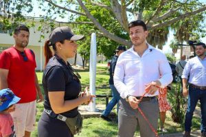 Israel Santillán da seguimiento a compromiso con vecinos de Valle Dorado.
