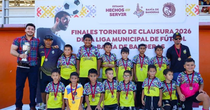 Israel Santillán refrenda su compromiso con el deporte en las finales de la Liga Municipal de Fútbol.
