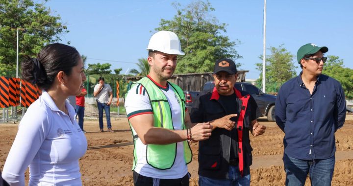 Israel Santillán supervisa avance de la alberca semiolímpica en San José del Valle.
