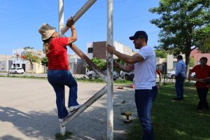 Israel Santillán fortalece espacios deportivos en Valle Marlin.