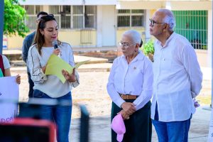 Miguel Ángel Navarro y Beatriz Estrada entregan instalaciones renovadas en secundaria de Zacualpan.