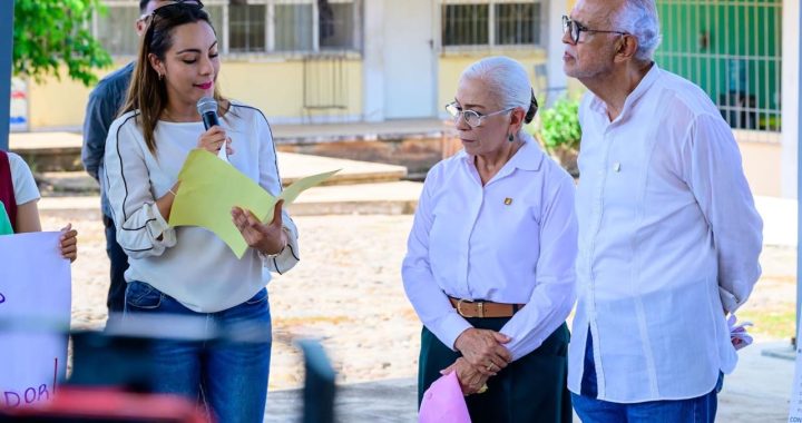 Miguel Ángel Navarro y Beatriz Estrada entregan instalaciones renovadas en secundaria de Zacualpan.
