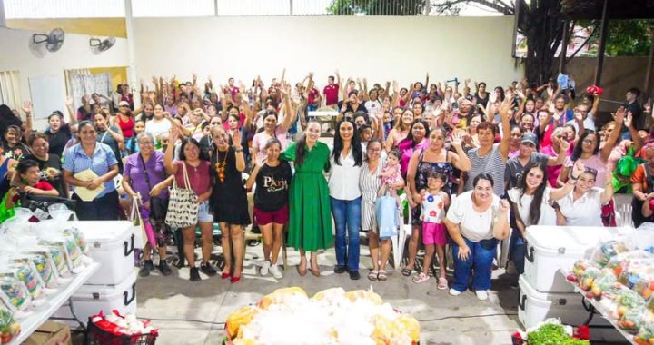 Mercadito fortalece la economía de más de 150 mujeres en Bahía de Banderas.