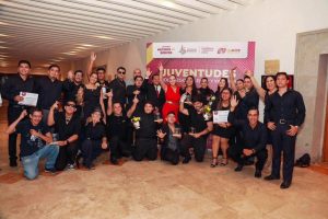 Reconoce Gobierno de Bahía de Banderas a jóvenes destacados con los Premios Juventud .