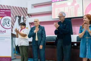 Miguel Ángel Navarro y Beatriz Estrada brindan inclusión y bienestar a las familias nayaritas con la entrega de aparatos auditivos.