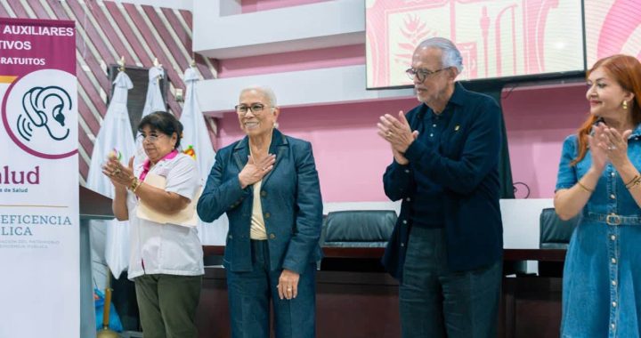 Miguel Ángel Navarro y Beatriz Estrada brindan inclusión y bienestar a las familias nayaritas con la entrega de aparatos auditivos.