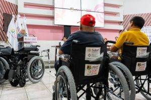 Con la entrega de aparatos de movilidad, Beatriz Estrada brinda esperanza a las personas más vulnerables.