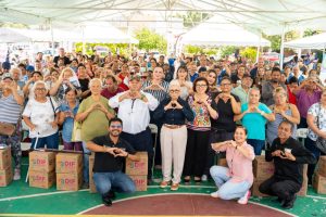Beatriz Estrada acerca servicios y apoyos a las familias de El Ahuacate.