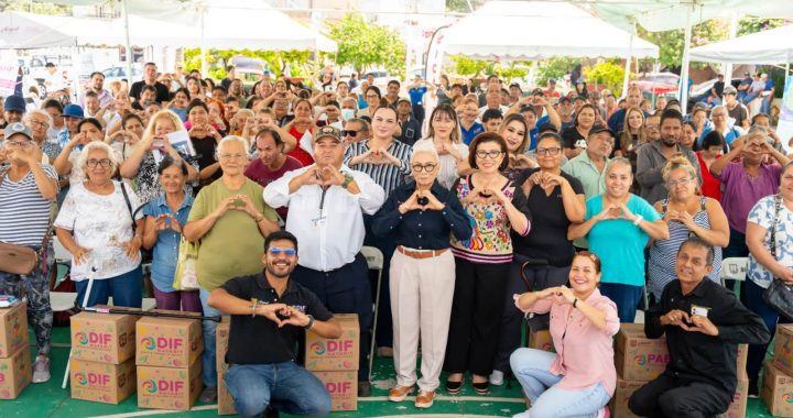 Beatriz Estrada acerca servicios y apoyos a las familias de El Ahuacate.