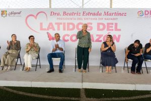 Beatriz Estrada lleva justicia social a las familias de Acaponeta.
