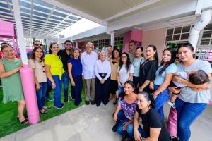 Miguel Ángel Navarro y Beatriz Estrada renuevan el CENDI DIF de Tepic.