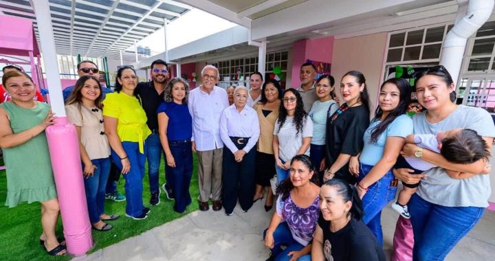 Miguel Ángel Navarro y Beatriz Estrada renuevan el CENDI DIF de Tepic.