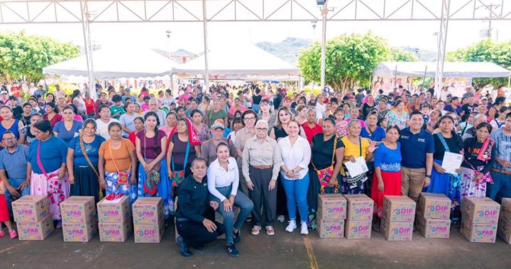 Beatriz Estrada acerca bienestar y atención integral a las familias de Pochotitán.
