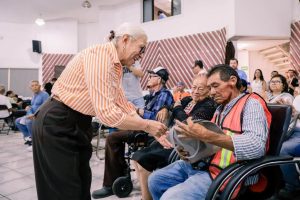 Beatriz Estrada entrega más de 500 aparatos auditivos a personas en situación de vulnerabilidad.