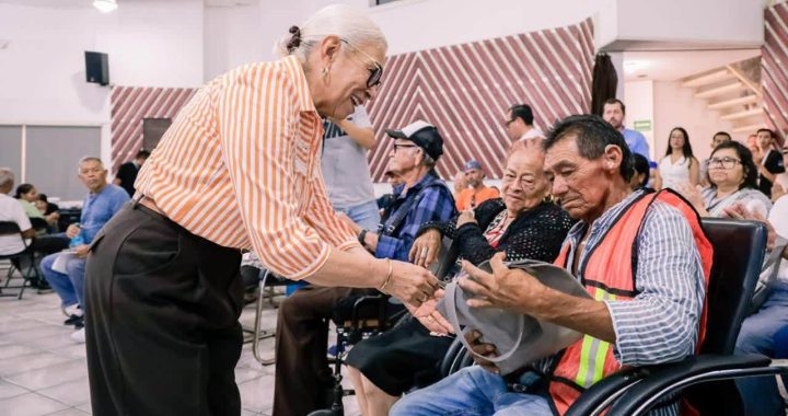 Beatriz Estrada entrega más de 500 aparatos auditivos a personas en situación de vulnerabilidad.