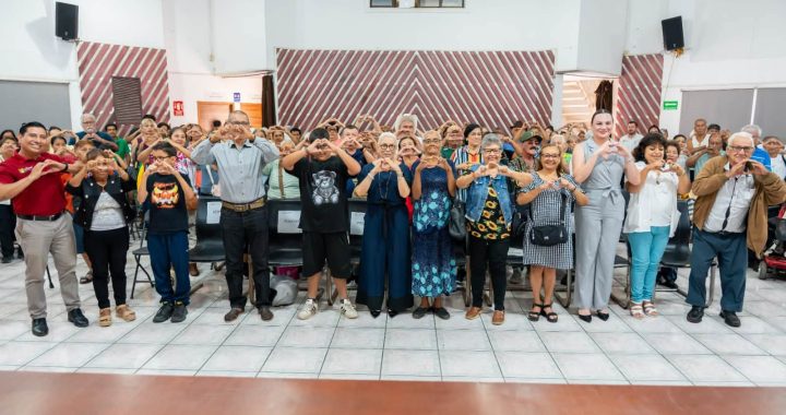 Encabeza Beatriz Estrada entrega de lentes graduados en beneficio de más de 380 personas.