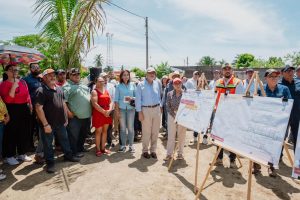 Miguel Ángel Navarro y Beatriz Estrada supervisan avances del nuevo centro de salud de Villa Juárez.
