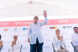 Miguel Ángel Navarro y Beatriz Estrada dan la bienvenida al Dr. Vagón, el Tren de la Salud, en Tepic.