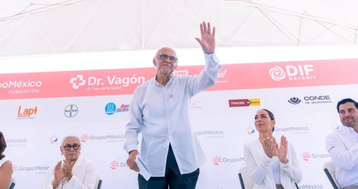 Miguel Ángel Navarro y Beatriz Estrada dan la bienvenida al Dr. Vagón, el Tren de la Salud, en Tepic.