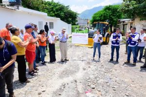 Miguel Ángel Navarro y Beatriz Estrada ponen en marcha obra vial en Tepic.