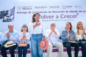 Miguel Ángel Navarro y Columba López entregan constancias de liberación de adeudos a productores de Nayarit.