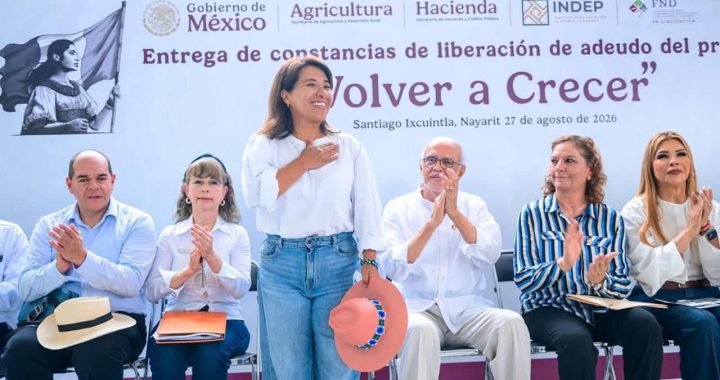Miguel Ángel Navarro y Columba López entregan constancias de liberación de adeudos a productores de Nayarit.