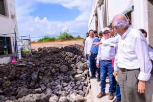 Miguel Ángel Navarro y Beatriz Estrada supervisan construcción de la Universidad Nacional Rosario Castellanos en Tuxpan.