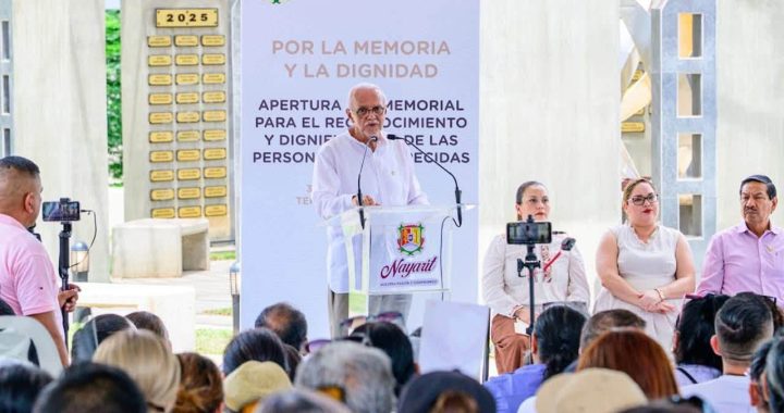 Miguel Ángel Navarro y Beatriz Estrada entregan Memorial para el Reconocimiento y Dignificación de las Personas Desaparecidas.