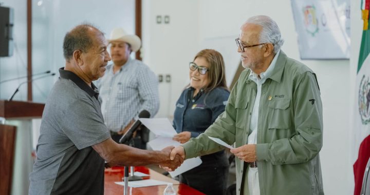 Miguel Ángel Navarro entrega más de 3.3 millones de pesos en financiamientos para emprendedoras, jóvenes y familias.