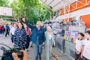 Miguel Ángel Navarro y Beatriz Estrada acompañan el regreso a clases de 235 mil estudiantes en Nayarit.