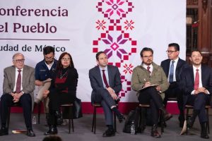 Zoé Robledo asiste a la firma del decreto presidencial para el Servicio Universal de Salud.