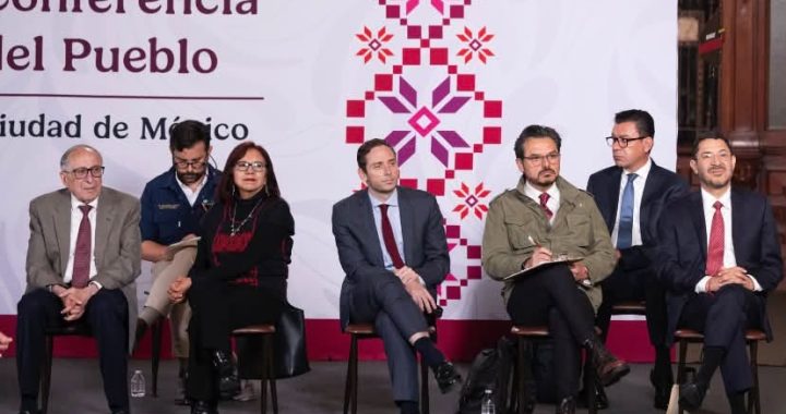 Zoé Robledo asiste a la firma del decreto presidencial para el Servicio Universal de Salud.