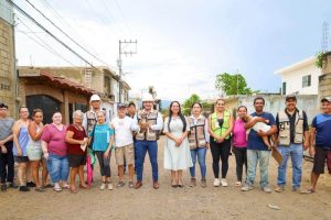 Israel Santillán supervisa avances de la obra de la calle Indiana en El Porvenir.