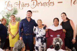 Gobierno de Bahía de Banderas respalda a tianguistas con entrega de uniformes.