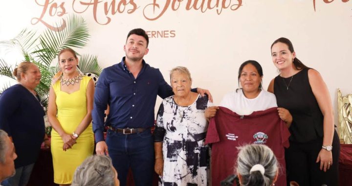 Gobierno de Bahía de Banderas respalda a tianguistas con entrega de uniformes.