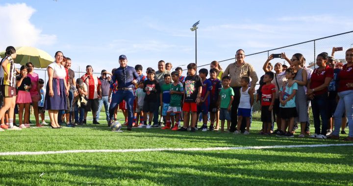 Entrega Israel Santillán cancha de fútbol 7 en La Misión.