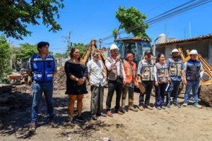 Israel Santillán supervisa avance de obra en el Infonavit San José.
