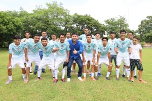 Israel Santillán impulsa el deporte y acompaña el torneo relámpago de futbol en El Coatante.