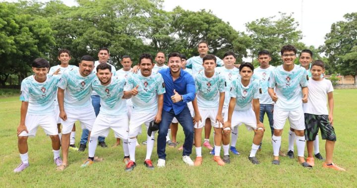 Israel Santillán impulsa el deporte y acompaña el torneo relámpago de futbol en El Coatante.