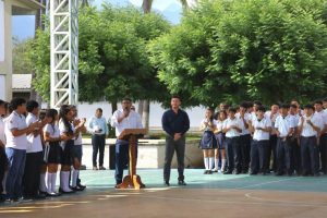 Israel Santillán desea éxito a estudiantes del CECyTEN en su regreso a clases.