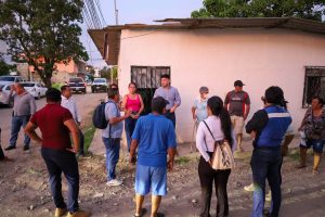 Israel Santillán escucha a vecinos de El Porvenir.