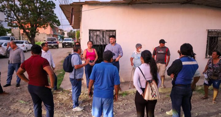 Israel Santillán escucha a vecinos de El Porvenir.