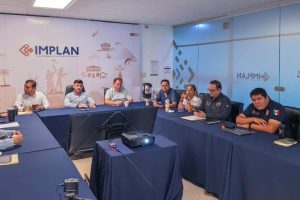Israel Santillán encabeza reunión de trabajo con regidores para dar seguimiento a temas municipales.