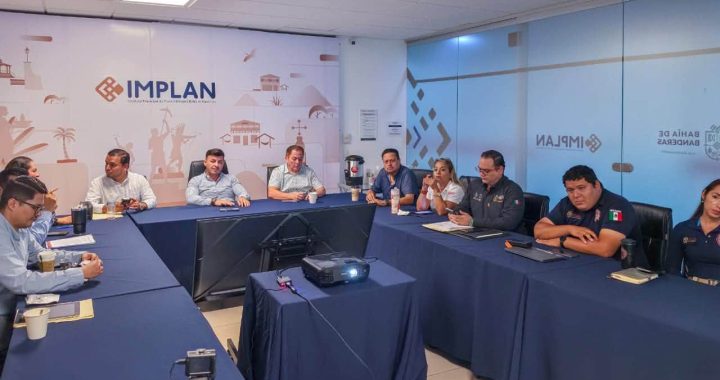 Israel Santillán encabeza reunión de trabajo con regidores para dar seguimiento a temas municipales.