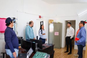 Israel Santillán de visita en las oficinas de Bienestar Social y Coordinación de Salud.