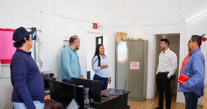 Israel Santillán de visita en las oficinas de Bienestar Social y Coordinación de Salud.