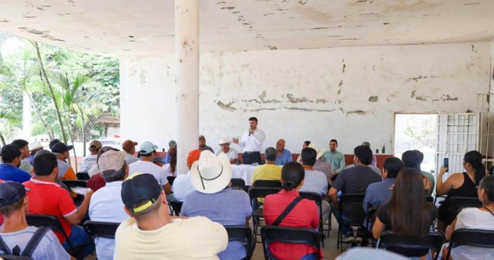 Israel Santillán fortalece el diálogo con ganaderos del municipio.