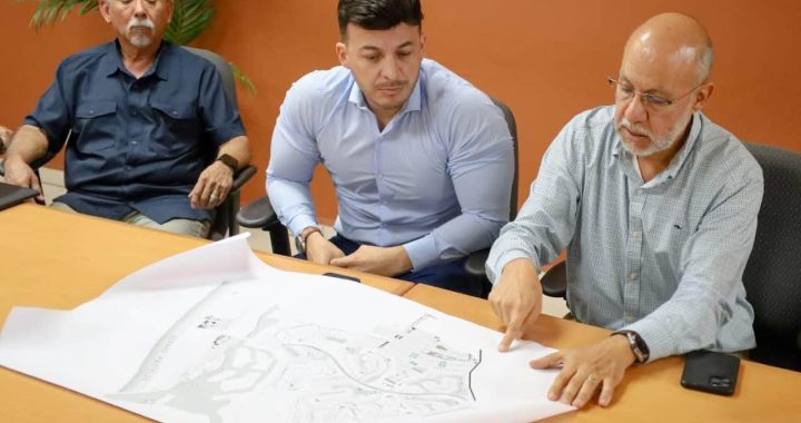 Israel Santillán encabeza mesa de trabajo para atender inundaciones en Avenida México.